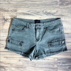 ‘Lara Croft” Celebrity pink “duffel Green” shortie cargo shorts size 6